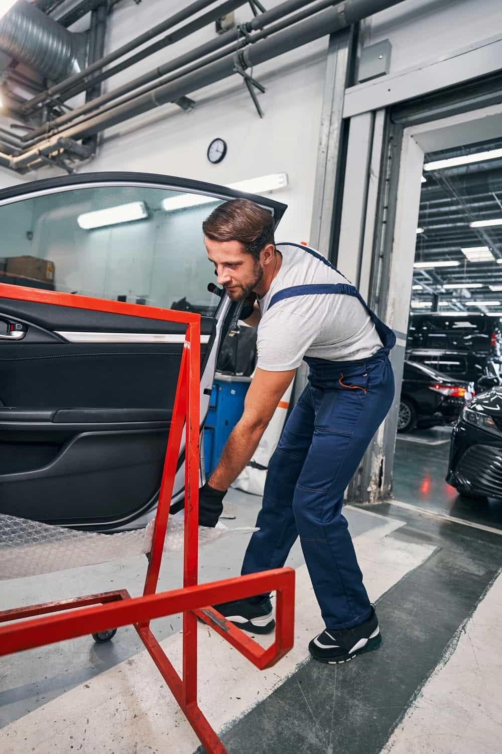 Ein Mechaniker bei Romerike Auto