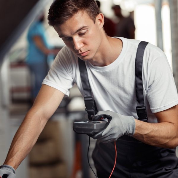 an-attractive-car-mechanic-is-checking-the-results-2021-09-02-07-15-47-utc-min.jpg